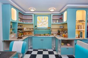 Kuchyň nebo kuchyňský kout v ubytování Bernstein Hotel "50`s Seaside Motel"