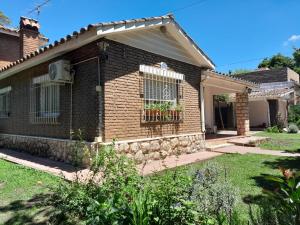 La Casa de los Gisitos في ريو سيبالوس: منزل من الطوب مع نافذة وسياج