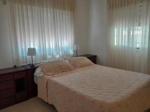 La Casa de los Gisitos في ريو سيبالوس: غرفة نوم بها سرير كبير مع وسادتين +10 صور