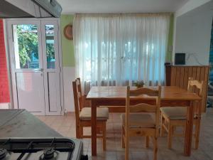 La Casa de los Gisitos في ريو سيبالوس: غرفة طعام مع طاولة وكراسي خشبية