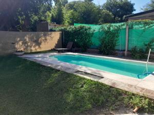 La Casa de los Gisitos في ريو سيبالوس: مسبح في ساحه فيها سياج