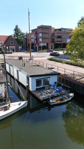 哈尔德韦克Woonboot 4 Harderwijk的一艘小船停靠在码头
