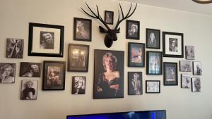 韦斯特罗斯Marilyn Monroe的墙上挂着照片和时钟的墙壁