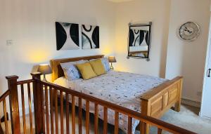 Ένα ή περισσότερα κρεβάτια σε δωμάτιο στο Sunny Hill Cottage Milford with fabulous views near Belper Duffield