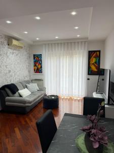 a living room with a couch and a table at Marebleuhouse in Naples