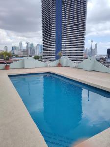 una piscina en la azotea de un edificio con edificios altos en HOTEL 2 Mares PANAMA, en Panamá