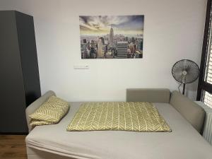 ein Bett in einem Zimmer mit einem Bild an der Wand in der Unterkunft Casa Sole in Leonberg