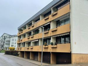 ein Mehrfamilienhaus mit Balkonen an der Straßenseite in der Unterkunft Casa Sole in Leonberg