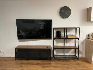 ein Wohnzimmer mit einer Uhr und einem Couchtisch in der Unterkunft Casa Sole in Leonberg