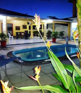 ein Swimmingpool vor einem Haus bei Nacht in der Unterkunft Casa mobiliada tipo chácara para cop30 in Benfica