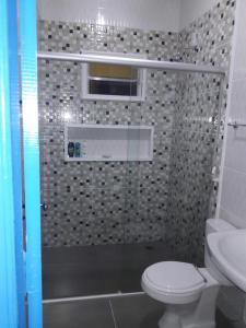 ein Badezimmer mit Dusche, Toilette und Waschbecken in der Unterkunft Casa mobiliada tipo chácara para cop30 in Benfica
