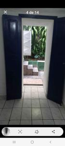 una porta aperta in un bagno con pavimento piastrellato di CARNAVAL 2025 em SALVADOR a Salvador