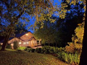 a home at night with lights illuminating the yard at A Casa Serena in Morro Reuter