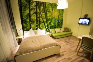 プラハにあるRuterra Apartment Cimburkovaのベッドルーム(ベッド1台、緑のソファ付)