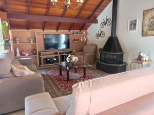 a living room with a couch and a fireplace at A Casa Serena in Morro Reuter