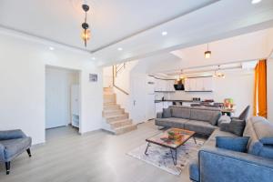 un salon avec un canapé et une table dans l'établissement Simge 1, à Fethiye