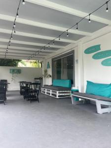 Dona Catarina Hotel في فلوريانوبوليس: فناء مع سريرين وطاولات وكراسي