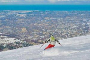 a person is skiing down a snow covered slope at A un passo in Lanciano
