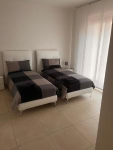 two beds sitting next to each other in a room at A un passo in Lanciano