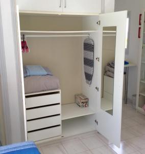 een slaapkamer met een bed en een kast bij Ikaria Village Studio in Paphos City +22 foto's