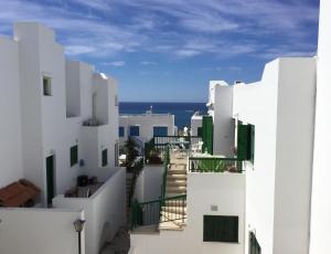 uitzicht op de daken van witte gebouwen bij Ikaria Village Studio in Paphos City