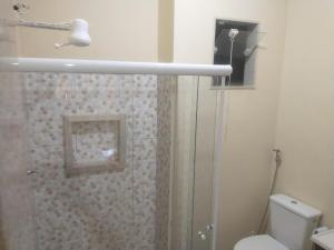 a bathroom with a shower with a toilet and a sink at Casa 2 quartos com ar condicionado e próximo ao centro in Cachoeiro de Itapemirim +19 photos