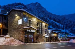 Nespecifikovaný výhled na hory nebo výhled na hory při pohledu z hotelu