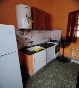eine Küche mit einem weißen Kühlschrank und einer Spüle in der Unterkunft Deptos Pablos, Apto No 4 in Villa Gesell