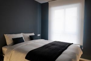 a bedroom with a large bed with a window at Moderno Piso Céntrico y Equipado in Torrellano