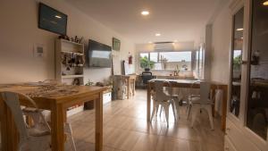 a kitchen and dining room with a table and chairs at Casa Amonite Hostel Boutique in Puerto Madryn