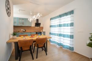 Apartmani Ferdinanda的厨房或小厨房