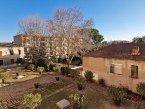 vista aerea di un cortile con un edificio di T2 avec grand balcon filant, Wifi, Clim à 4 min Remparts ad Avignone