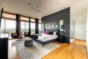 Ένα ή περισσότερα κρεβάτια σε δωμάτιο στο A Spacious Home With Amazing Views and Elevated Outdoor Spaces