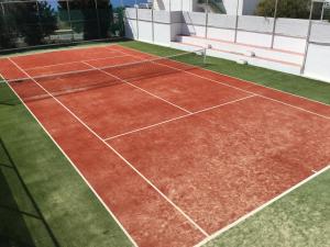 - un court de tennis au-dessus d'un bâtiment dans l'établissement Ikaria Village Studio, à Paphos