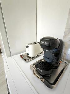 een zwart apparaat bovenop een aanrecht bij Central Apartments Madona in Craiova