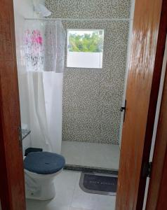 カボ・フリオにあるOndas do Peróのシャワー、トイレ、窓付きのバスルーム