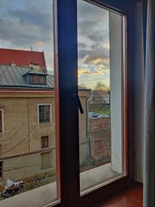 an open window with a view of a building at VIKI Kazimierz in Kraków