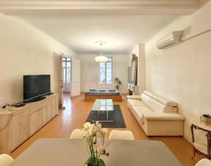 Televisyen dan/atau pusat hiburan di Appartement spacieux à Narbonne de 93 m²