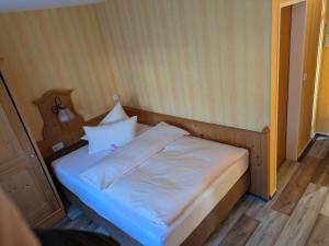 Postel nebo postele na pokoji v ubytování Hotel Odenwaldblick + 17 fotografií