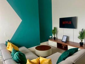 TV a/nebo společenská místnost v ubytování 2 Bed Flat - Sleeps 5 - Pets - Parking - Wifi