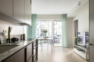 eine Küche mit Theke und Tisch mit Stühlen in der Unterkunft Nordic Gem in Stockholm + 12 Fotos