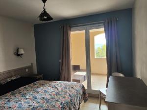 une chambre avec un lit et une porte coulissante en verre dans l'établissement Les Coteaux de Pont Royal en Provence - maeva Home - Appartement 3 pièces 6 personnes - Sélection MAE-2554, à Mallemort