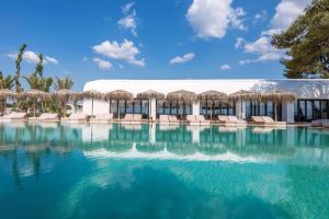 Bazén v ubytovaní Isla Brown Corinthia Resort & Spa, Curio Collection by Hilton alebo v jeho blízkosti