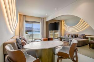Isla Brown Corinthia Resort & Spa, Curio Collection by Hilton的休息区