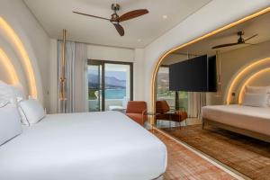 Isla Brown Corinthia Resort & Spa, Curio Collection by Hilton客房内的一张或多张床位