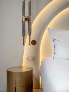 Isla Brown Corinthia Resort & Spa, Curio Collection by Hilton客房内的一张或多张床位