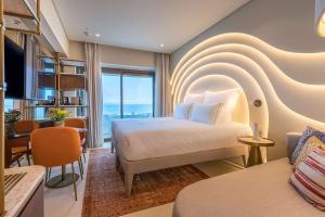 Isla Brown Corinthia Resort & Spa, Curio Collection by Hilton客房内的一张或多张床位