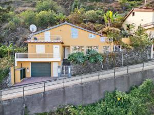 una casa sul fianco di una collina di Petit Campanário a Campanário