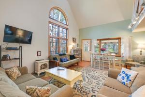 un soggiorno con un divano e un tavolo di 17 Mi to Acadia Cottage Near Downtown Ellsworth! a Ellsworth