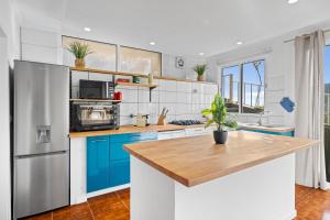 una cucina con armadi blu e frigorifero di Petit Campanário a Campanário